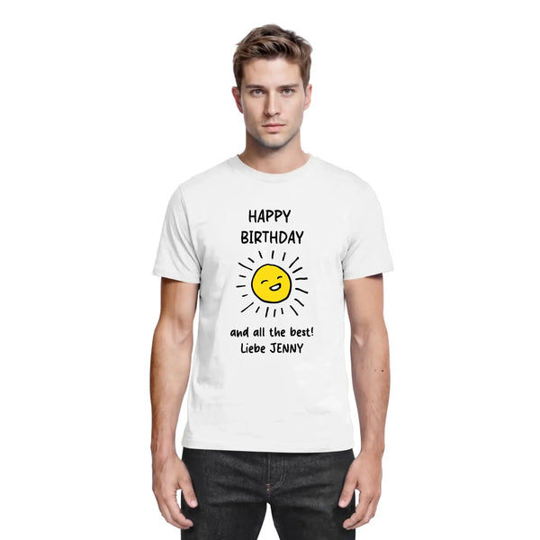 Weißes baumwoll t-shirt mit fröhlicher gelber sonne und text happy birthday und all the best liebe jenny personalisiert