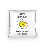 Weißes quadratisches kissen mit gelber sonne und schwarzem happy birthday text personalisiert für geburtstag