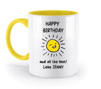 Weiße keramikmugge mit gelbem griff und innenfarbe, fröhliche sonne und happy birthday text, personalisierbar