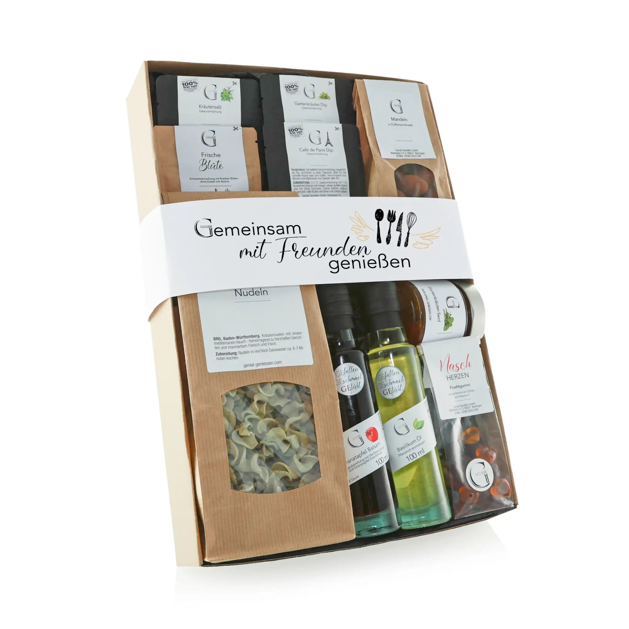 Beige geschenkbox gemeinsam mit freunden genießen mit pasta, olivenölflaschen und gewürzen für gourmets