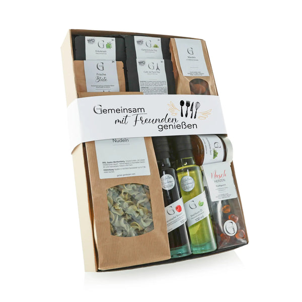 Beige geschenkbox gemeinsam mit freunden genießen mit pasta, olivenölflaschen und gewürzen für gourmets