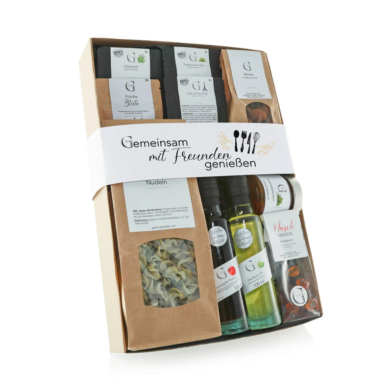 Beige geschenkbox gemeinsam mit freunden genießen mit pasta, olivenölflaschen und gewürzen für gourmets