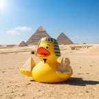 Gelbe badeente mit ägyptischer pharaonen kopfbedeckung und pyramide neben sphinx motiv aus gummi