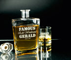 Klarer glas karaffe mit gravur famous edel weinbrand gerald seit 1964 gefüllt mit bernsteinfarbenem whiskey