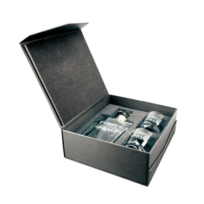 Schwarze glasset mit gravur famous bestehend aus klarer karaffe und zwei tumblern im geschenkset style