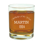 Clear glas tumbler mit gravur whisky von year martin 1964 gefüllt mit bernsteinfarbener flüssigkeit im geschenkset