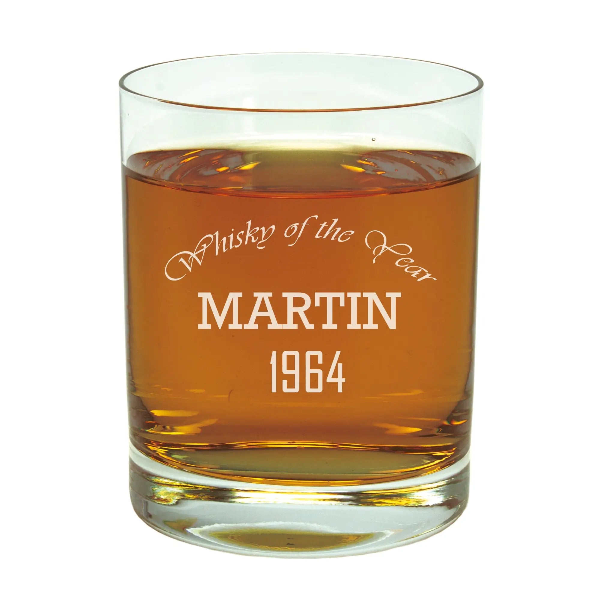 Clear glas tumbler mit gravur whisky von year martin 1964 gefüllt mit bernsteinfarbener flüssigkeit im geschenkset