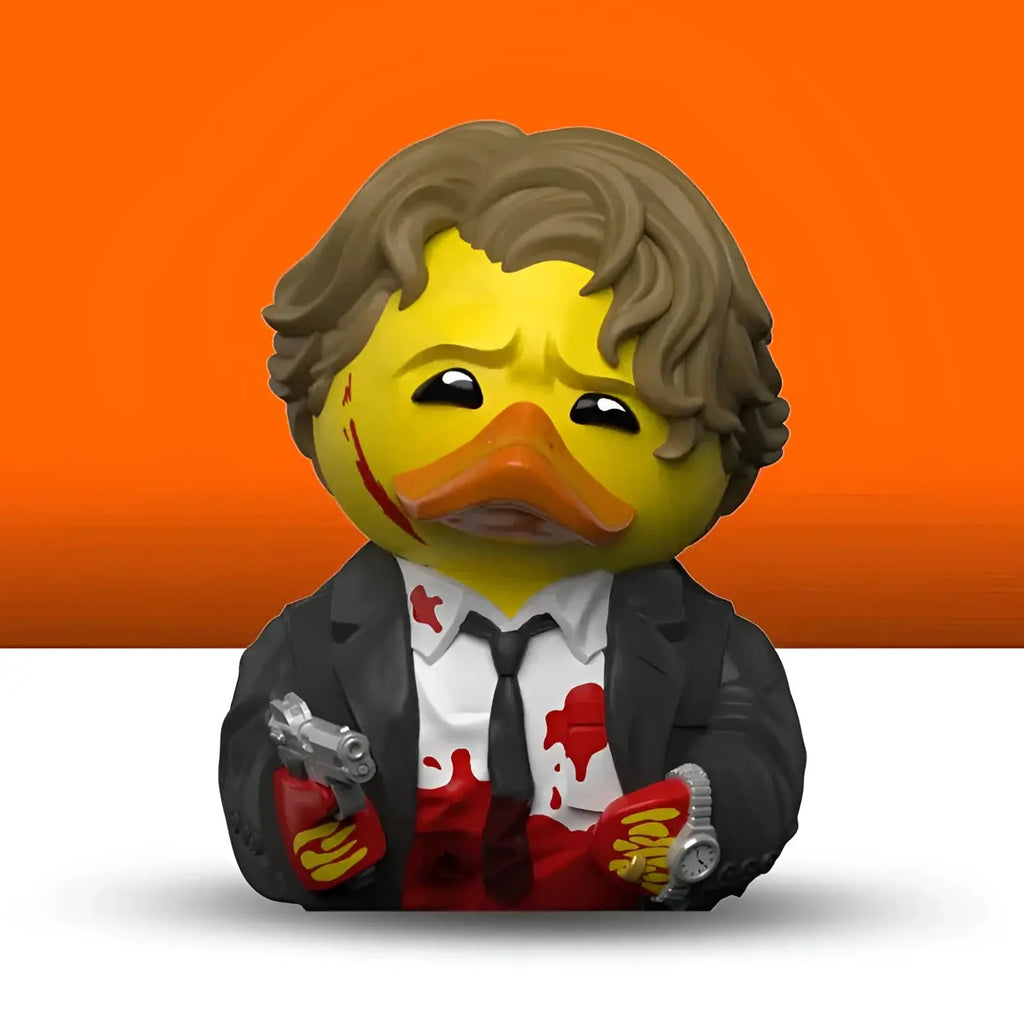 Gelbe tubbz badeente mit braunen locken im schwarzen anzug und roten flecken aus geschenkset reservoir dogs