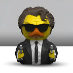 Gelbe badeente mit braunen haaren schwarzen sonnenbrillen oranger schnabel schwarzem anzug und zwei silbernen pistolen aus geschenkset reservoir dogs tubbz