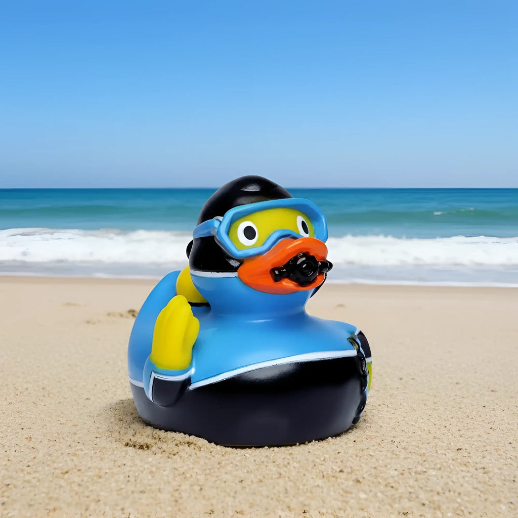 Blau-schwarze taucher quietsche-ente aus gummi mit schnorchel, taucherhelm und gelben handschuhen