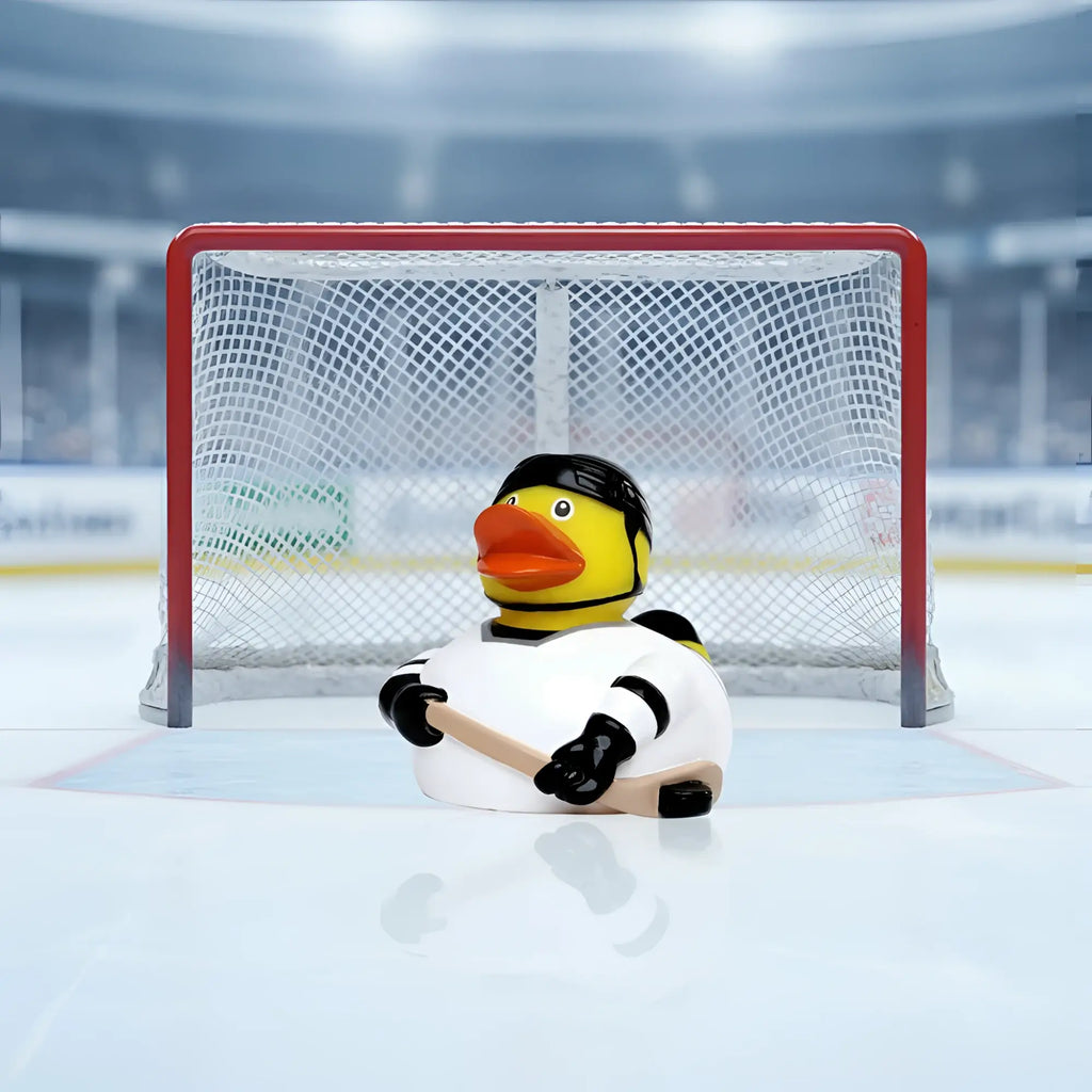 Gelbe quietscheente als eishockey spieler mit schwarzem helm, holzschläger und weißem trikot mit schwarzen streifen