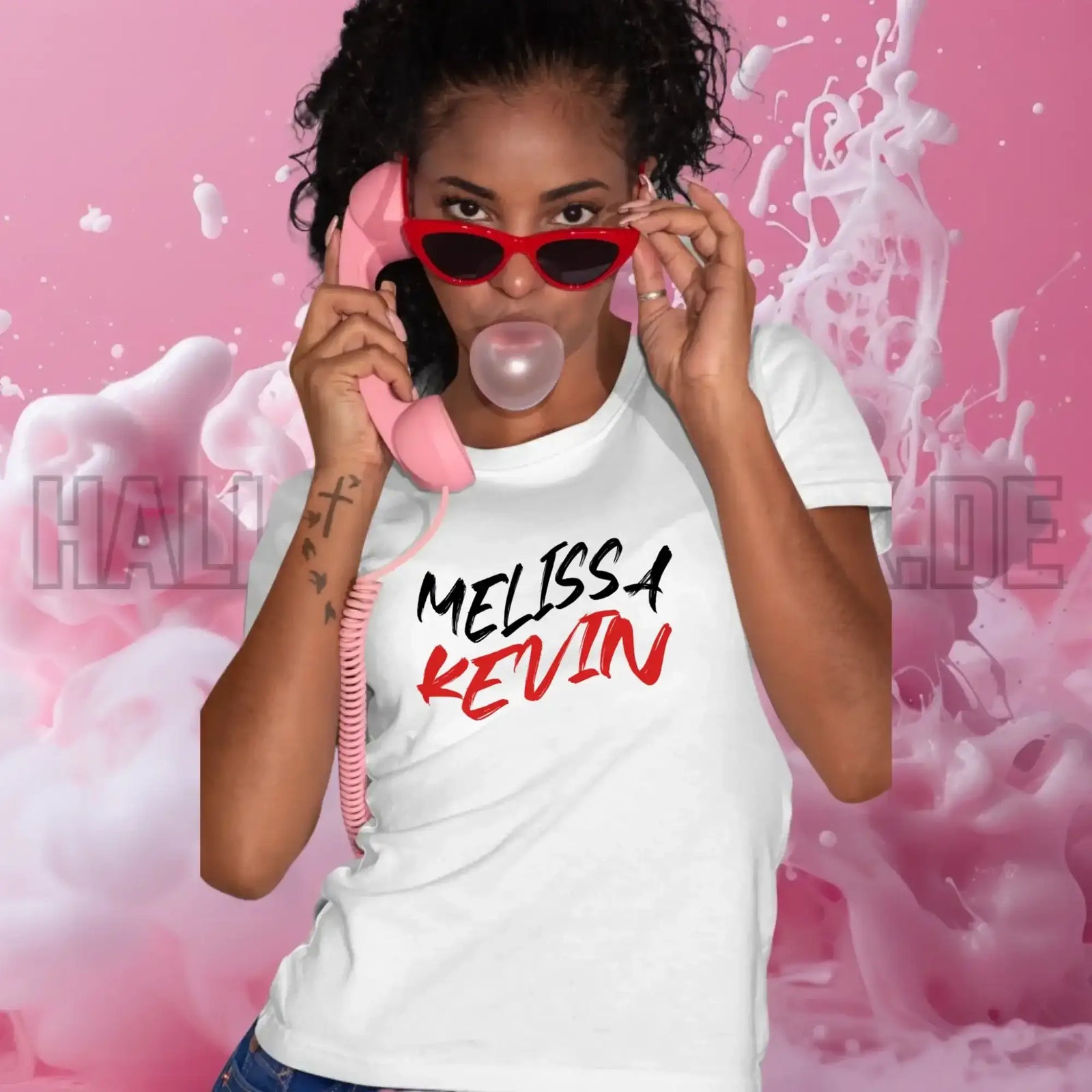 Weißes t-shirt mit melissa kevin in schwarz und rot bedruckt aus der geschwungener name kollektion