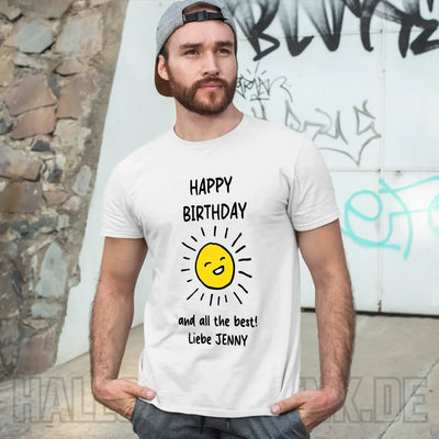 Weisses unisex bio-baumwoll-t-shirt mit fröhlicher gelber sonnengrafik und schwarzem happy birthday text von creator 2.0