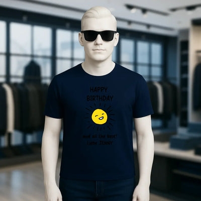 Marine blaues bio baumwolle unisex t shirt mit gelber sonne happy birthday schrift und kleinem text darunter