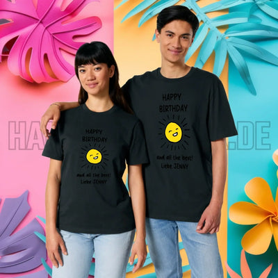 Schwarzes unisex bio-baumwolle t-shirt mit fröhlicher gelber sonnengrafik und text happy birthday und liebe jenny