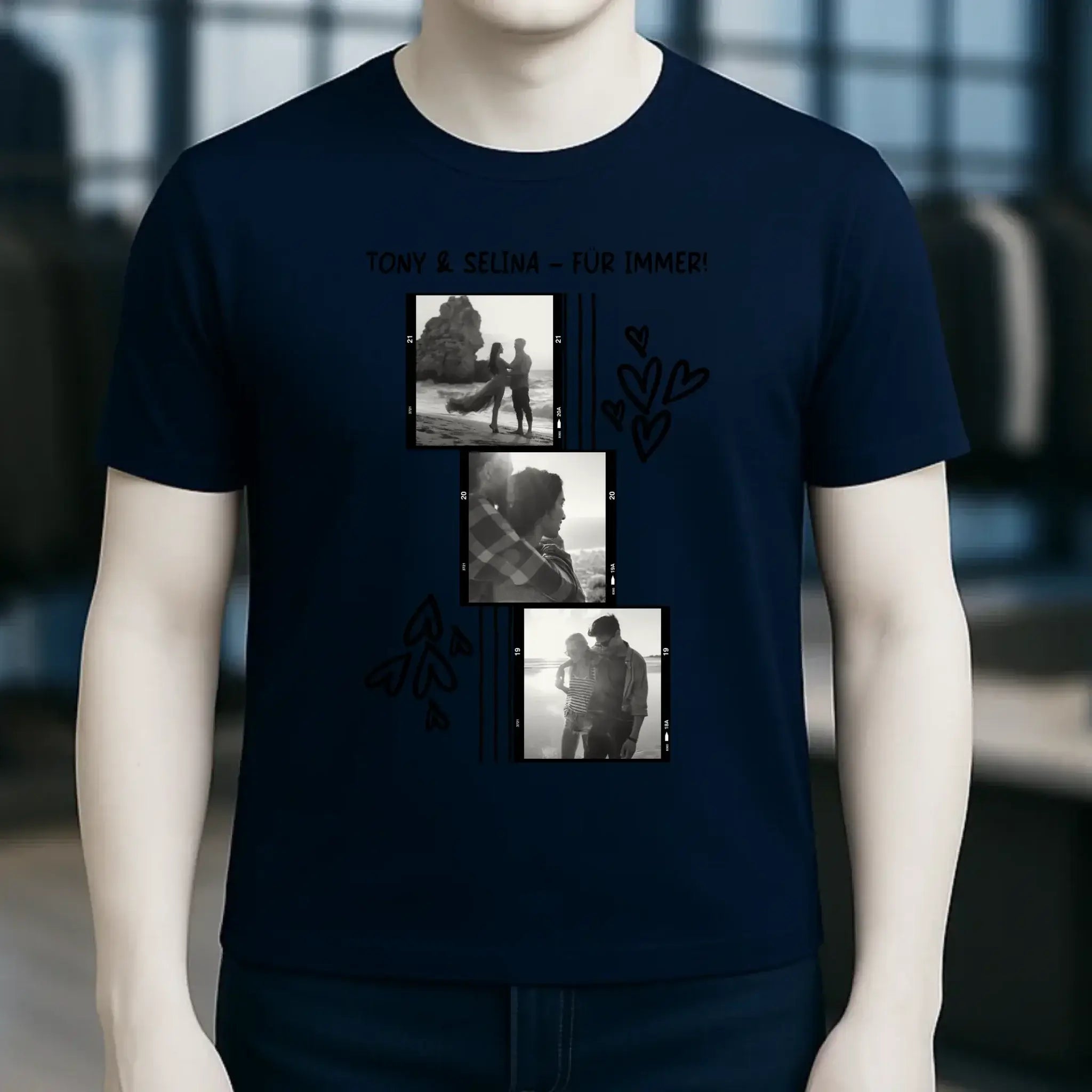 Marine blaues unisex t-shirt aus bio baumwolle mit schwarz weiß fotocollage und text tony & selina für immer