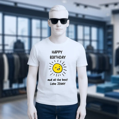 Weisses bio-baumwoll unisex t-shirt mit fröhlicher gelber sonne und texte happy birthday und liebe jenny von creator 2.0