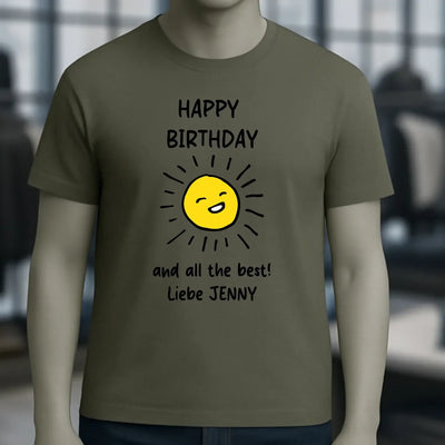 Olivegrünes unisex t-shirt aus bio-baumwolle mit fröhlicher gelber sonne und Text happy birthday und all best liebe jenny