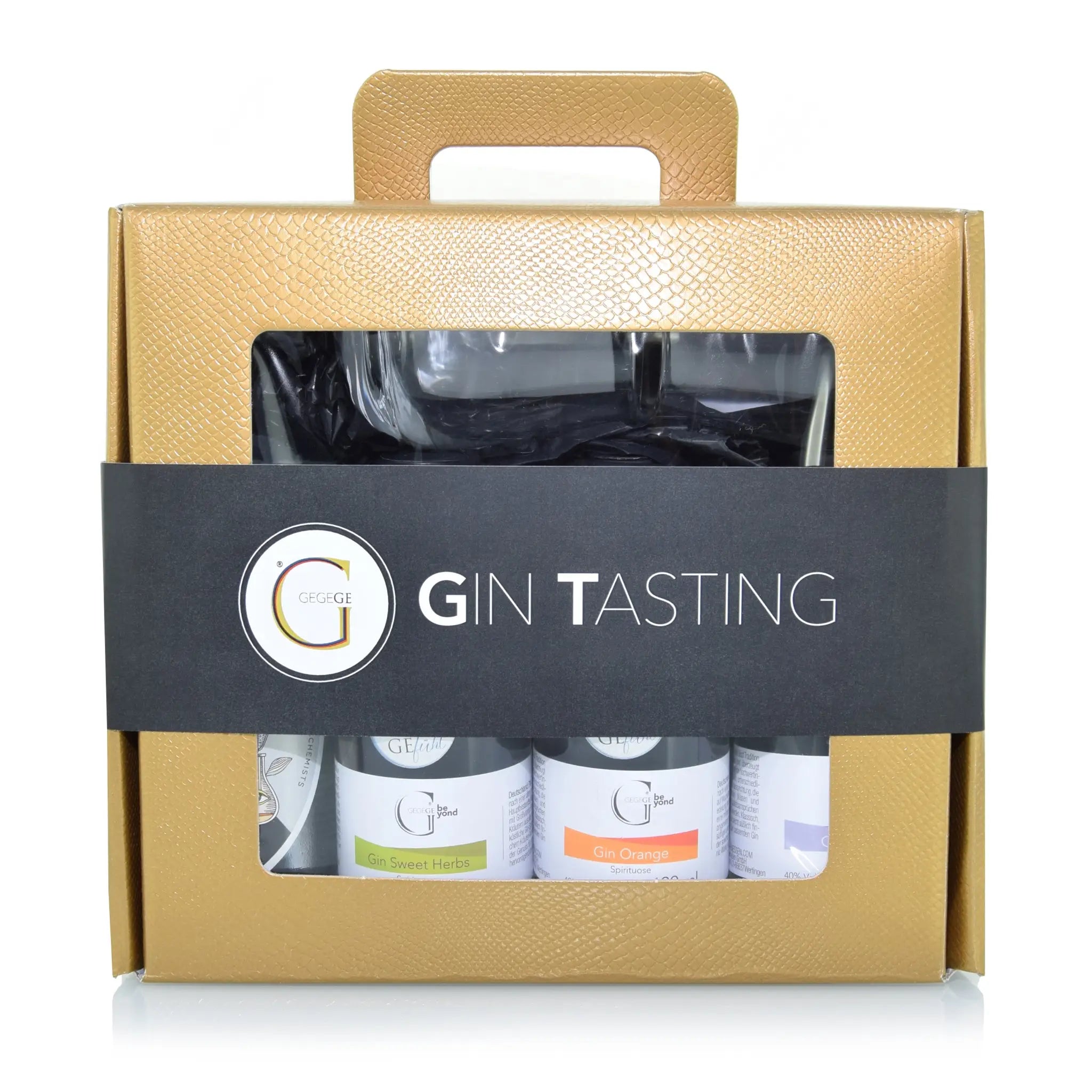 Gold strukturierte geschenkbox mit schwarzem band gin tasting mit drei kleinen flaschen und glas fürs probieren