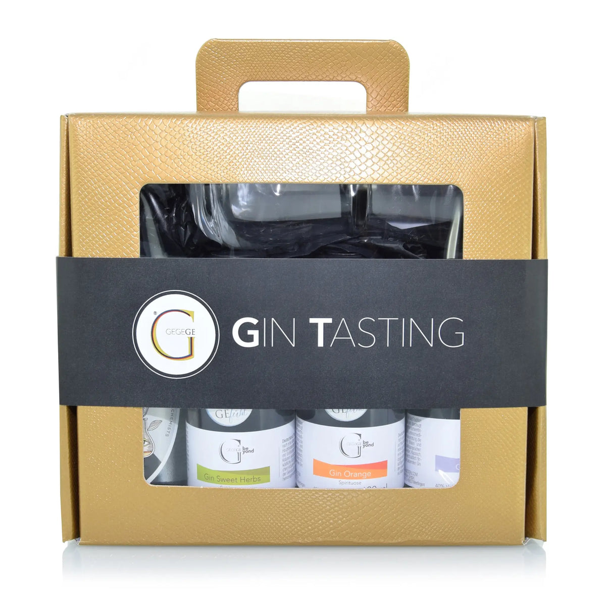 Gold strukturierte geschenkbox mit schwarzem band gin tasting mit drei kleinen flaschen und glas fürs probieren