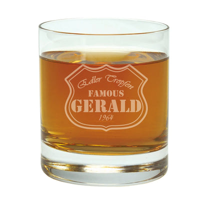 Glas mit gravur whiskey tumbler aus klarglas mit frostigem schild gravur und bernsteinfarbener flüssigkeit