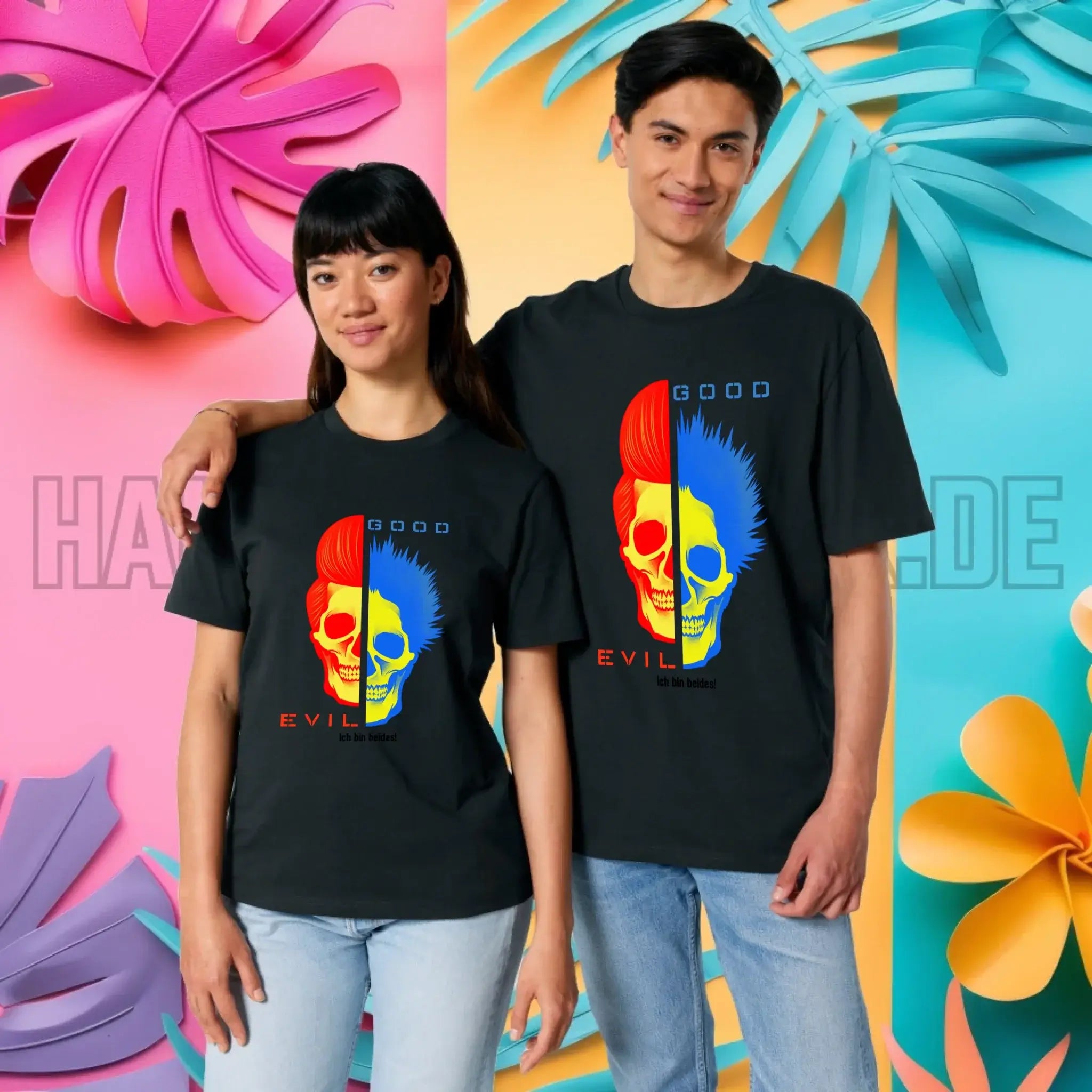 Schwarzes goodn evil organic basic t-shirt mit lebendigem rot blau geteiltem schädelmotiv labeled good und evil
