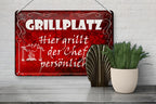 Rotes vintage-blechschild grillplatz 20x30cm mit weißer schrift und grill-illustration für den grillplatzbereich