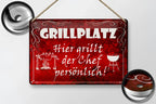 Rotes rechteckiges metal blechschild grillplatz 20x30cm mit weißen buchstaben und dekorativen grillmotiven hängend