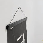 Hängender magnetrahmen für rubbelposter 51 cm schwarz mit weißem schriftzug und minimalistischem dreieckshänger