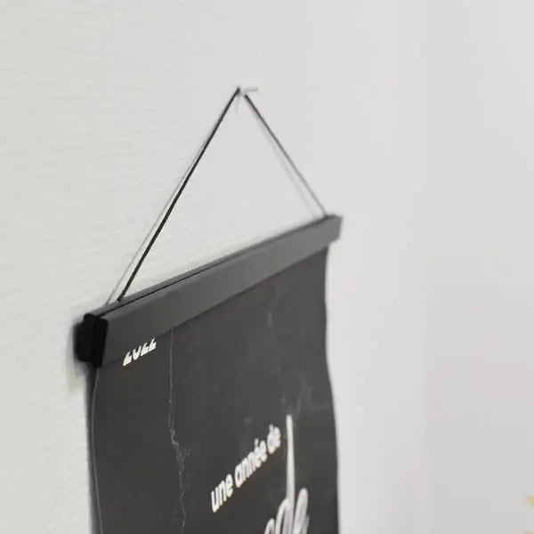 Hängender Magnetrahmen für Rubbelposter 51 cm
