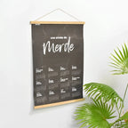 Hängender magnetrahmen aus holz mit schwarzem marmor muster und weißer schrift une année de merde, 51 cm groß