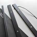 Hängender magnetrahmen für rubbelposter mit schwarzen magnetstreifen silbernen montageösen und schwarzem kordel am rückseite