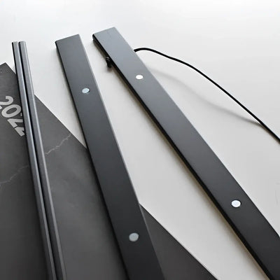 Hängender magnetrahmen für rubbelposter mit schwarzen magnetstreifen silbernen montageösen und schwarzem kordel am rückseite
