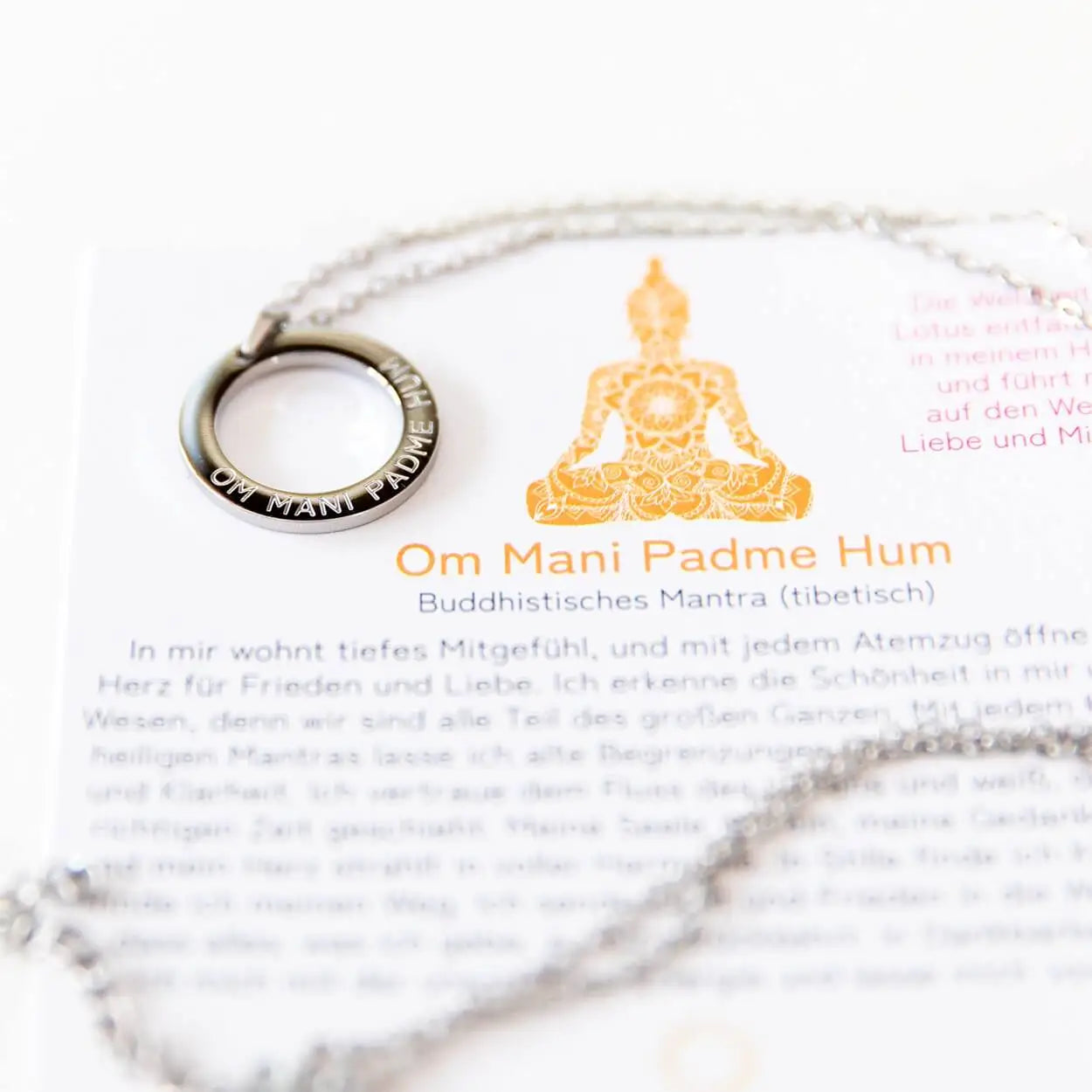 Halskette mit Anhänger | silber | Mantra: Om Mani Padme Hum