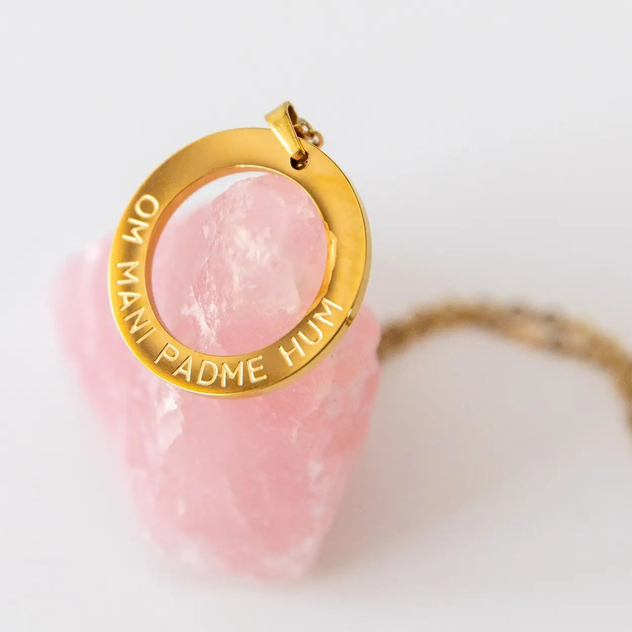Halskette mit Anhänger | vergoldet | Mantra: Om Mani Padme Hum