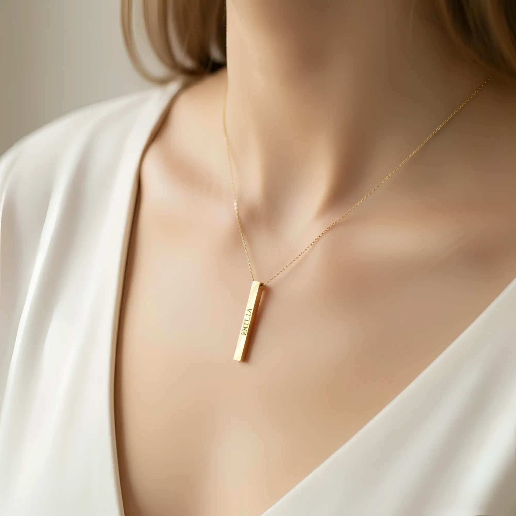 Goldfarbene rechteckige bar halskette mit gravur personalisierbar als geschenkidee