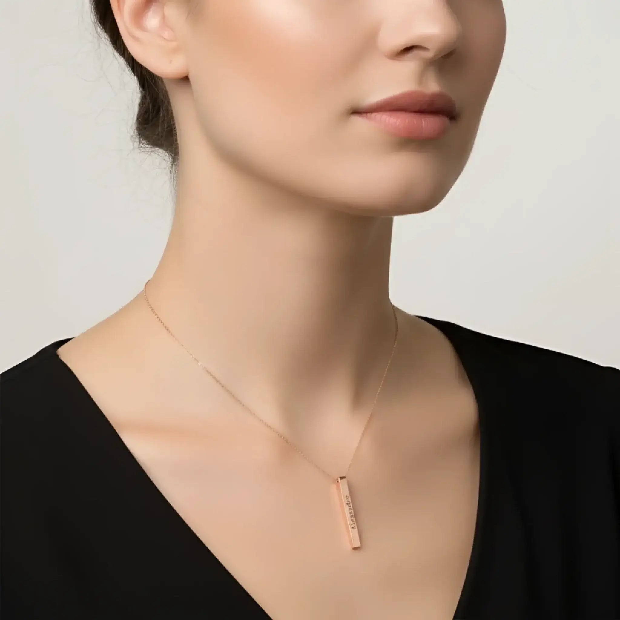 halskette-saeule-rosegold-mit-wunschtext-gravur-und-anhaenger-898