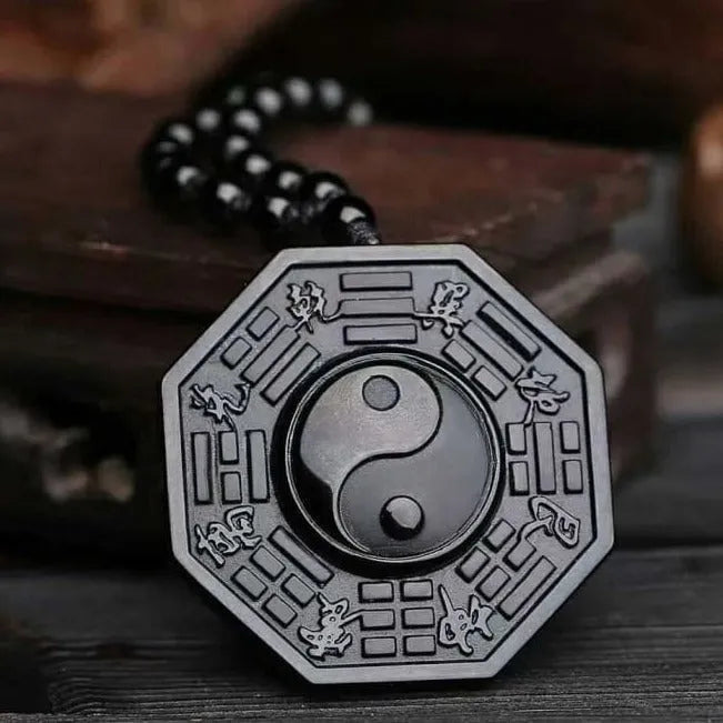 Halskette und geschnitzter Anhänger „Yin & Yang“ aus schwarzem Obsidian • esoterischer Glücksbringer von HalloGeschenk.de