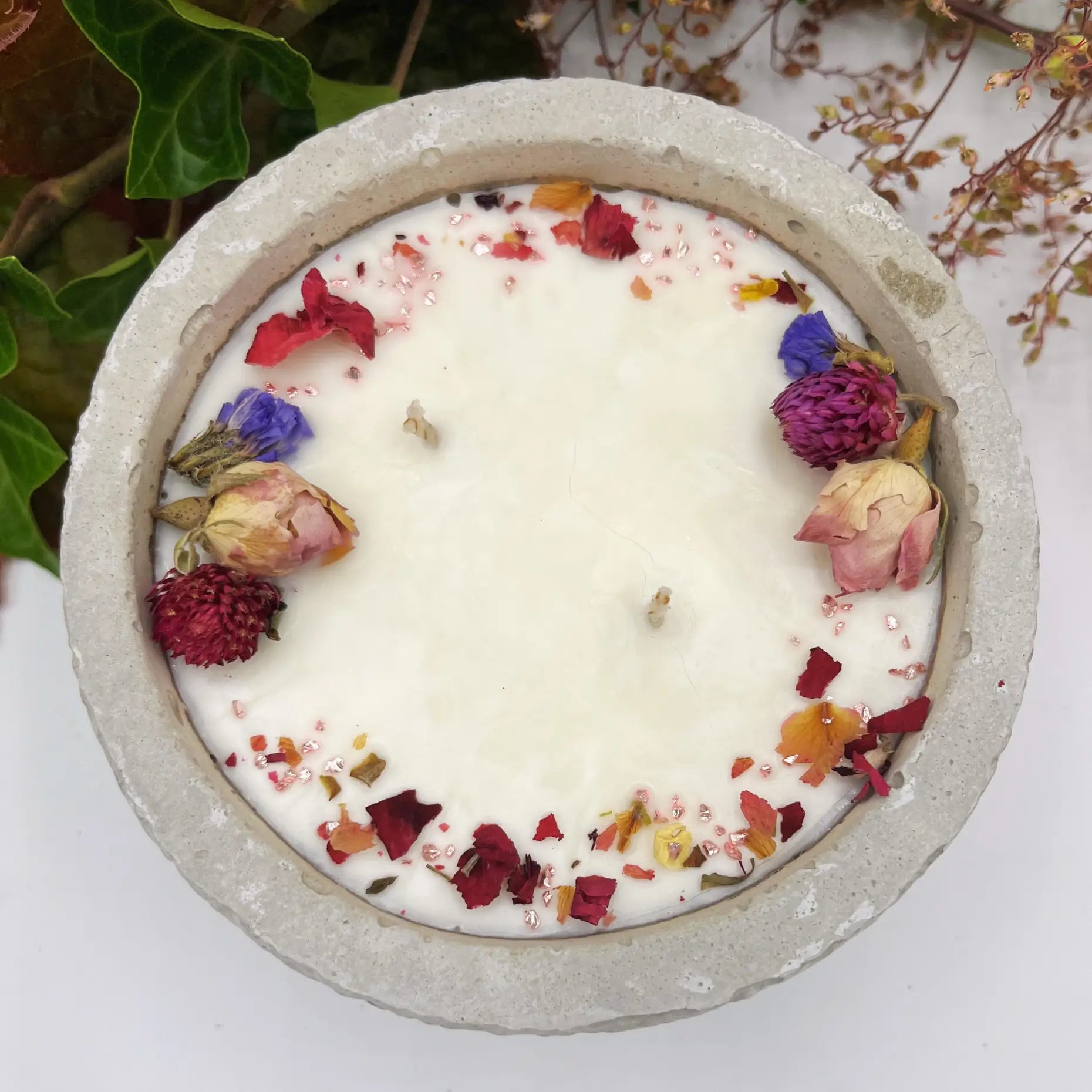 Handgefertigte Betonkerze Betongrau „Herbstglühen“ für Herbst und Winter - Stilvolle Sojawachskerze für Ihr Zuhause.