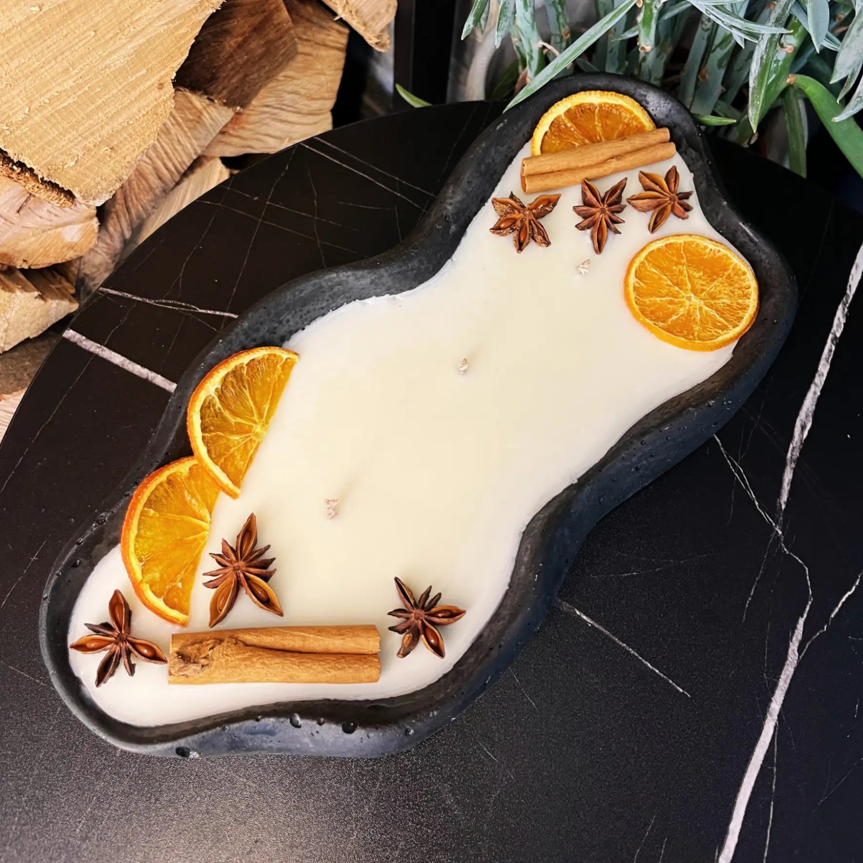 Handgemachte Betonduftkerze ’Wave: Grey or Black’ Bio Sojawachs mit Vanilla Toffee Duft - Betondekoration