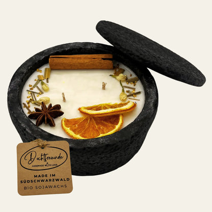 Handgemachte Betonkerze „Black Cinnamon“ - Stilvolle Sojawachskerze für Ihr Zuhause. Mit Blütenverzierung