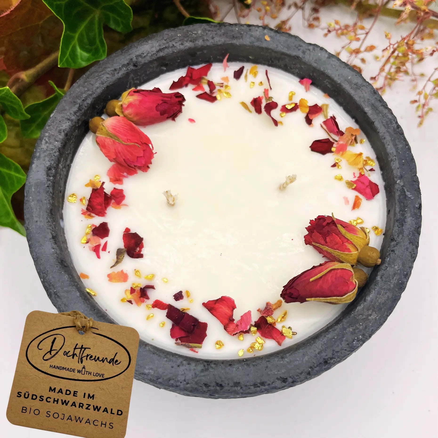 Handgemachte Betonkerze „Black Roses“ Aromakerze- Stilvolle Sojawachskerze für Ihr Zuhause. Mit Blütenverzierung