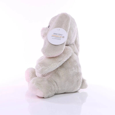 Soft hellgraues plüschtier elefant mit langen schlappohren und sanfter sitzender pose von hase martha mit oeko tex zertifikat