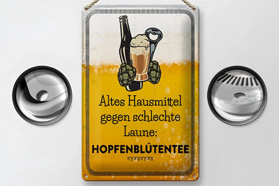 Ein rechteckiges vintage blechschild 20x30cm in gelb weiß mit hopfen bierglas und flaschenöffner für bierliebhaber