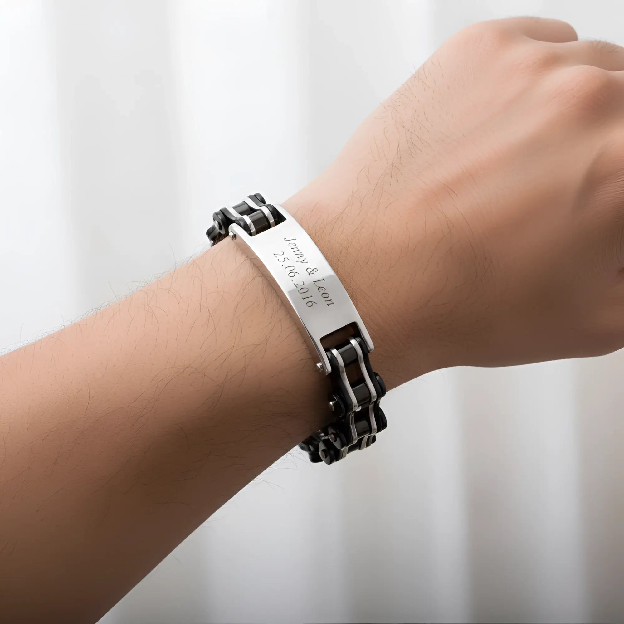 Silbernes herren armband biker kette schwarz mit schwarzen akzenten und personalisierter gravurplatte