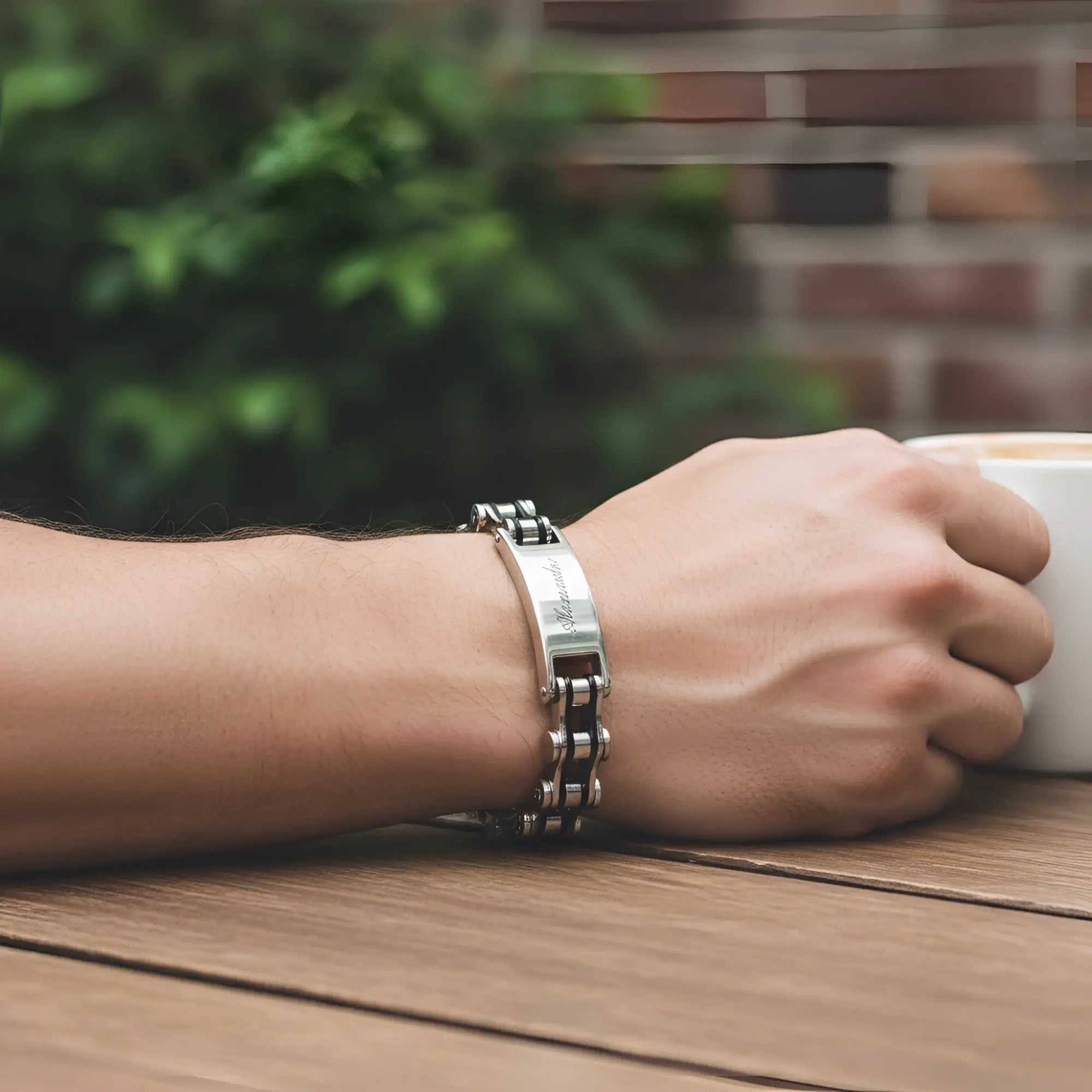 Silbernes herren armband biker kette mit zentraler gravurplatte und interlockenden gliedern aus metall