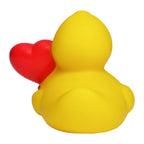 Gelbe quietsche-ente aus gummi hält roten herzförmigen ballon perfekt für valentinstag und hochzeit
