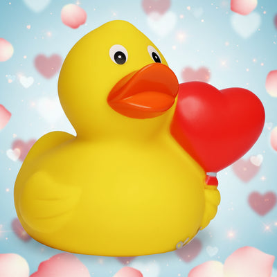 Gelbe quietsche-ente aus gummi hält roten herzballon für liebe jahrestag hochzeit valentinstag