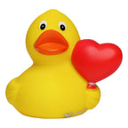 Gelbe quietscheente aus gummi hält roten herzförmigen ballon für liebe hochzeit valentinstag und jahrestag