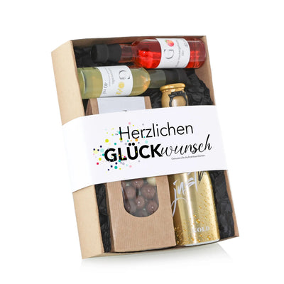 Beige geschenkbox herzlichen glückwunsch s mit alkoholischen getränken und schokolade im präsentkorb